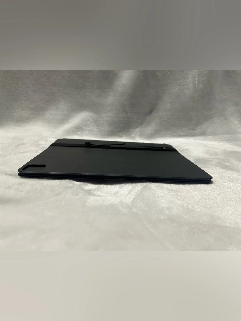 Apple black Magic Keyboard iPad Pro 4th Generation 12.9 in w/ pencil holder